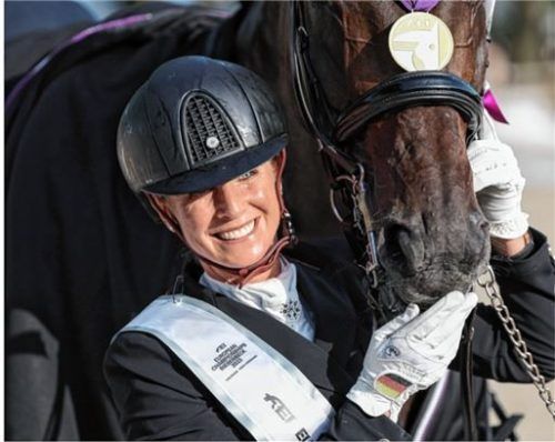 Jessica von Bredow-Werndl bedankt sich bei Dalera für den „Gold-Tanz“.Foto dpa
