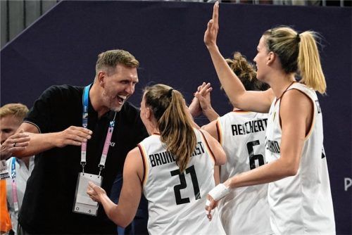 Jubel mit „Dirkules“: Basketball-Legende Dirk Nowitzki freut sich mit den deutschen 3x3-Damen über den Olympiasieg.Foto DPA/Frank Franklin
