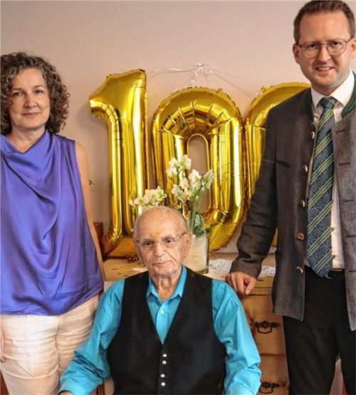 Jubilar Horst Günther mit Bürgermeister Stephan Schlier und der stellvertretenden Heimleiterin, Ružica Lazi. Foto  kutscher