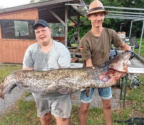 Jungfischer Florian Berger (rechts) und Fabian Paukert mit ihrem schweren Fang.Foto Paukert