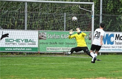 Kann es mit einem Puck besser: Manuel Strodel zielt über das Tor.Foto Franz Ruprecht