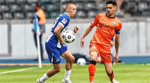 Kapitän in Paderborn: Raphael Obermair (rechts) im Duell mit dem Hertha-Spieler Palko Dardai.Foto Dpa/Andreas Gora