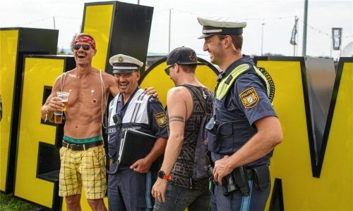 Keine Berührungsängste: Die Polizisten Markus Jerger (Zweiter von links) und Manuel Schlosser (rechts) lassen sich gerne mit zwei Echelon-Besuchern fotografieren. Foto Polizei Oberbayern Süd
