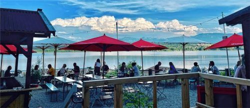 Kiesterrasse mit Panoramablick im nördlichsten Biergarten in Baierbach Foto re