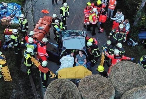 Komplizierter Einsatz: Bevor mit der Personenrettung begonnen werden konnte, musste erst die Ladung des Hängers gesichert werden.