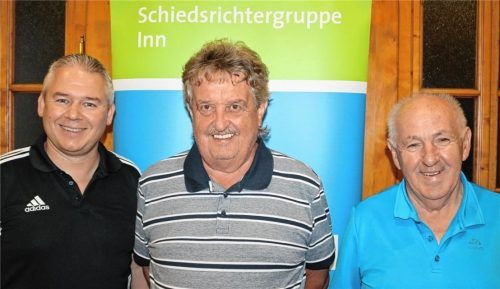 Konsequent und gesellig: Gruppen-Obmann Martin Bruckmayer (links) und dessen Vorgänger Franz Eimannsberger (rechts) bedankten sich im Rahmen des letzten Schiedsrichter-Lehrabends bei Albert Kallmaier.Foto Albert Kamhuber