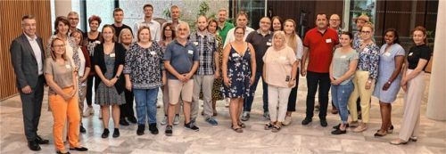 Landrat Otto Lederer mit den Teilnehmern des Workshops „Hitze und Gesundheitsschutz in stationären Einrichtungen der Pflege und Eingliederungshilfe“. Foto Landratsamt Rosenheim