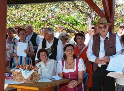Landtagspräsidentin Ilse Aigner (vorne Mitte) mischte sich nach ihrem treffenden Grußwort zur Partnerschaft unter die Gäste.Fotos  Merk