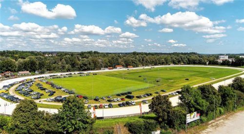 Laut der Stadt Mühldorf sind 1000 Parkplätze im Rennbahngelände unmittelbar am Volksfestplatz vorhanden. Die Einfahrt ist bei der Firma Odu. Auch Schwerbehindertenparkplätze stehen in ausreichender Anzahl zwischen Stadtsaal und Vereinsheim zur Verfügung. Die Anfahrt hierzu erfolgt ebenfalls über die Einfahrt Odu/Innauenstraße. Foto Rudolf Mayer