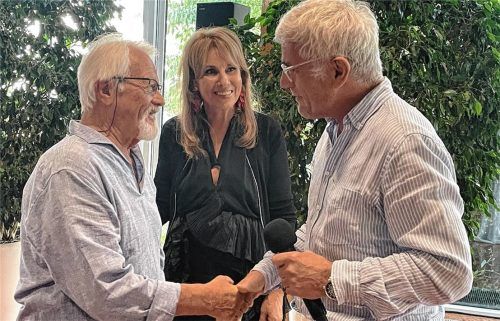 Lenz Hamberger (links) wurde der Ehrenpreis für sein Lebenswerk von Inge Fricke und Georg Klampfleuthner vom Kulturförderverein verliehen. Fotos Kirchner