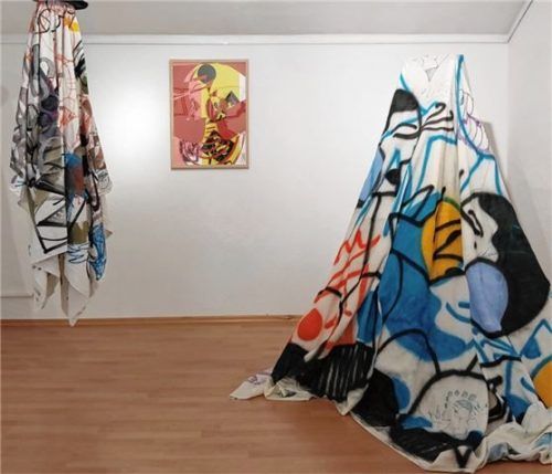 „Les phantomes des Mina“ und bedruckte Tücher der Graffiti-Künstlerin Mina Mania.