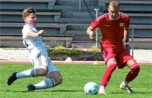 Lukas Perzlmaier (rechts) war der Siegtorschütze für den VfL Waldkraiburg im ersten Saison-Heimspiel gegen den FC Hammerau.Foto Rupert Feuerlein