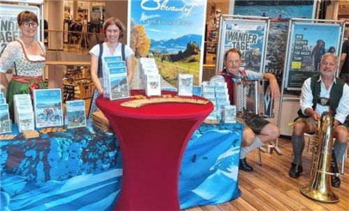 Machten Werbung für Oberaudorf: (von links) Bergwanderführerin Gerlinde Wölfl, Anna Rieser von der Tourist-Info und die beiden Musikanten Roland Boser und Markus Hartmann. Foto re