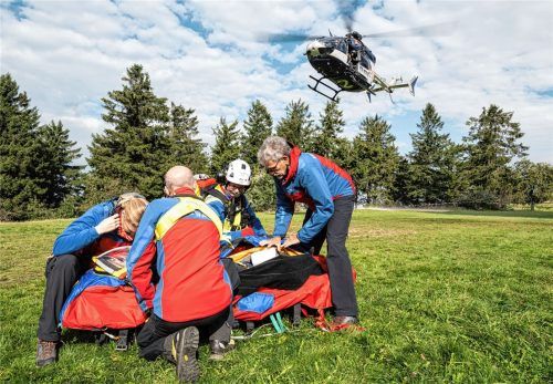 Manchmal kommt für verunglückte Bergsportler die Hilfe der Bergwacht, hier bei einer Übung, zu spät. Foto dpa
