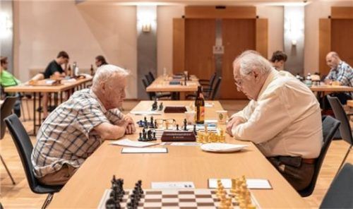 Manfred Reichel (links) und Christian Krause legen Remis aufs Brett.