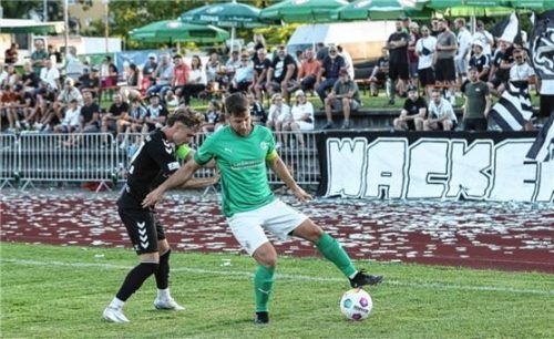 Matthias Bauer (am Ball) und Burghausens Denis Ade duellierten sich vor über 500 Fans in Traunreut.Foto Hans Weitz