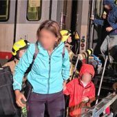 Gestrandet in Mauerkirchen: Feuerwehren evakuieren Zug mit über 200 Passagieren