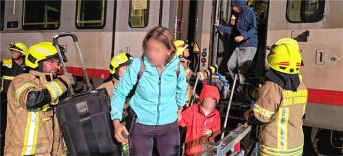 Mehr als 200 Passagiere wurden bei Mauerkirchen aus dem Eurocity evakuiert. 13 Feuerwehren – darunter die aus Antwort und Bad Endorf – waren im Einsatz. Foto  Ammelburger