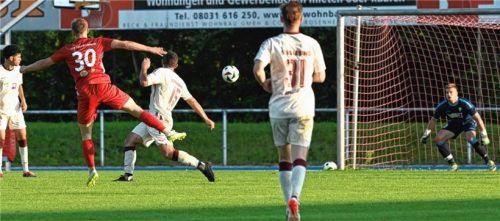 Mit diesem Schuss erzielte Michael Summerer (Nummer 30) die 2:1-Führung für 1860 Rosenheim im Heimspiel gegen den FC Schwabing.Foto Hans-Jürgen Ziegler