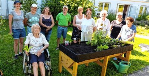 Mitglieder des Gartenbauvereins und Senioren bepflanzten gemeinsam die neuen Hochbeete. Foto re