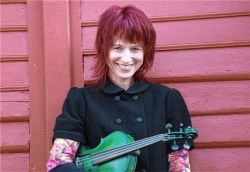 Monika Drasch bringt ihre grüne Geige am 20. September zum Konzert nach Mühldorf. Foto Dombrowski