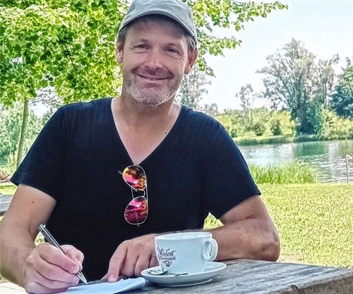 Musiker Klaus Danner hat seinen neuen Sommerhit am Waldsee in Schechen geschrieben. Foto privat