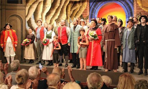 Nach 20 erfolgreichen Aufführungen fiel für die Komödie „Die Teufelsbraut“ mit frenetischem Applaus der letzte Vorhang im vollbesetzten Flintsbacher Theaterhaus.Foto Steffenhagen