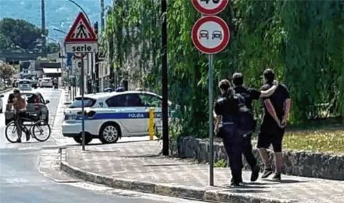 Nach der Fahrt mit seinem toten Vater im Kofferraum war für Tobias A. in Neapel Endstation. Im Vorort Pomigliano d‘Arco wurde er festgenommen. Foto PM/ROPI
