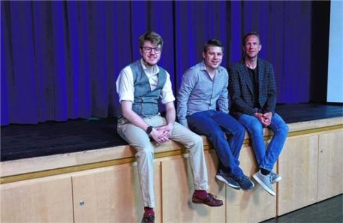 Nach der Schlüsselübergabe: Alexander Schmid, Sebastian Kießer und Kulturreferent Wolfgang Hauck.Foto re