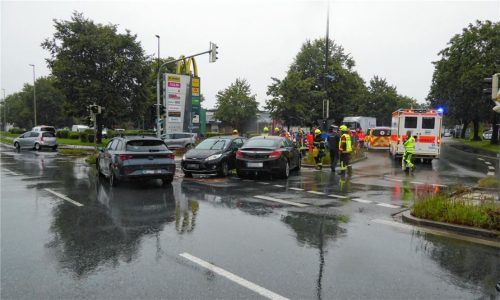Nachdem die Ampel ausgefallen war, stießen am Montagvormittag drei Autos an der Kreuzung der Staatsstraße 2078 zur Carl-Jordan-Straße zusammen. Foto  Riediger