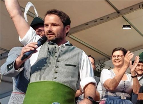 Nicht nur beim Bieranstich des Trachtenfestes zeigte sich Bürgermeister Johannes Zistl begeistert von der Stimmung. Foto re