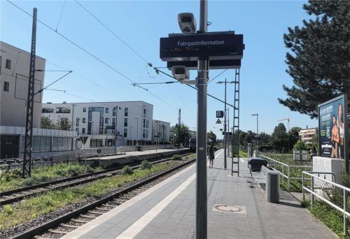 Nicht nur hier am Bad Aiblinger Bahnhof ärgern sich manche Bahnreisende über verspätete oder ausgefallene Zugverbindungen. Foto Bettinger