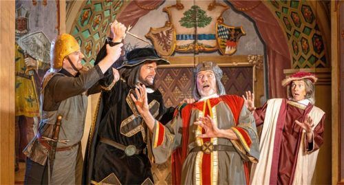 Nicht nur Liebeszenen, sondern auch Mord und Totschlag hält „Almansor und Elvira“ für das Publikum bereit. Foto Mitterer