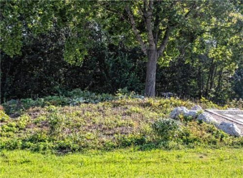 Nichts wächst mehr am Kreisel: Das Ergebnis der Tuntenhausener Wühlmäuse. Fotos Stache