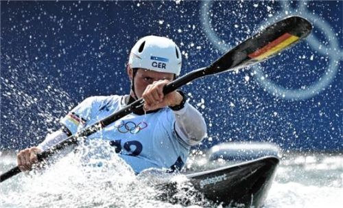 Noah Hegge, Olympia-Bronzemedaillengewinner, in seinem Wildwasser-Kajak. An einer Stelle der Strecke musste er eine „Kenterrolle“ bewältigen, die auch als „Eskimorolle“ bekannt ist. Doch um den Begriff gab es Wirbel. Foto dpa