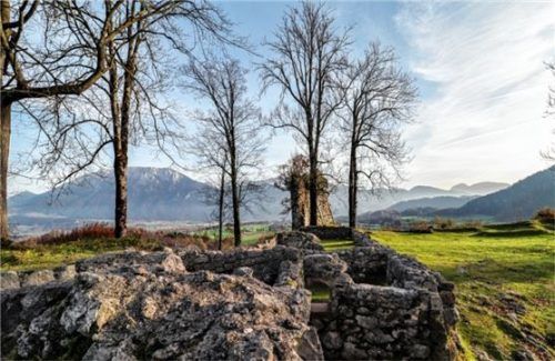 Noch heute sind letzte Mauerreste auf dem Burgberg der Auerburg zu sehen, die nach dem Frieden von Füssen 1745 im Jahr 1747 durch Kitzbüheler Bergknappen zerstört wurde. Foto  Gemeinde Oberaudorf