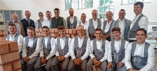 Obermeister Peter Heiß (hinten, rechts) freut sich mit den Ehrengästen und elf neuen Gesellen über deren Gesellenstücke. Foto maier