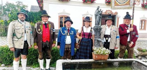 Offizielle Übergabe der neuen Funktionsabzeichen für das Bataillon Inn-Chiemgau: (von links) Gauhauptmann Hans Rucker, sein Stellvertreter Günther Hochhäuser, Adjutant und Schriftführer Uwe Hecht, Marketenderin Brigitte Meier, Waffenwart Sepp Kirner und Standartenträger Adi Auer.Fotos Hötzelsperger