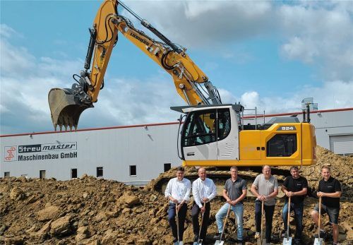 Packten mit an, damit der Neubau der Firma Streumaster begonnen werden kann: Landrat Max Heimerl, Geschäftsführer Andreas Marquardt, Merlin Tautermann (Firma Hörmann), Bürgermeister Johann Ziegleder sowie Hanjo Hellfeuer und Philipp Schatz von der Firma Streumaster. Foto Schwarz