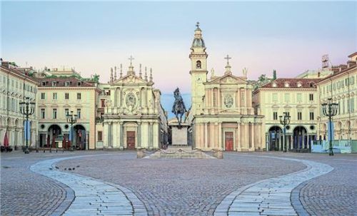 Paläste, Torbögen und Plätze: Auf einem Stadtrundgang durch das historische Zentrum landet man ganz sicher auch auf dem Piazza San Carlo.
