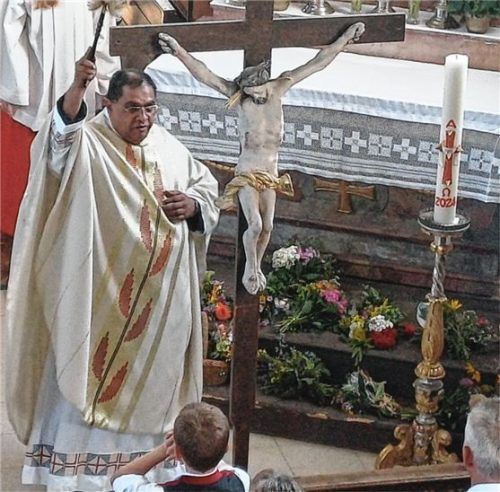 Pater Alexander segnete mit Weihwasser und Weihrauch die zahlreichen Blumen- und Kräutergebinde.
