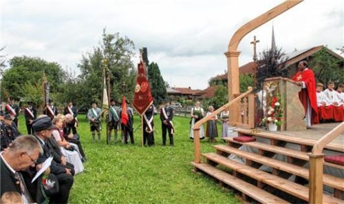 Pater John (rechts) würdigte die Einsatzkräfte beim Feldgottesdienst und betonte deren Mut.