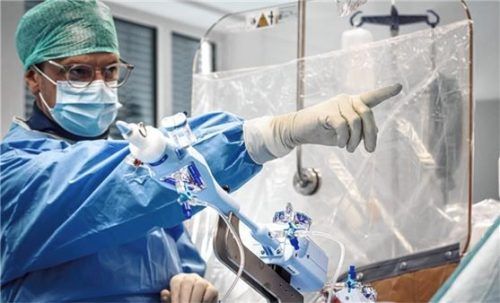 Professor Dr. Christian Thilo bei einen der ersten Eingriffe im neuen Herzkatheterlabor.Foto Romed-Kliniken