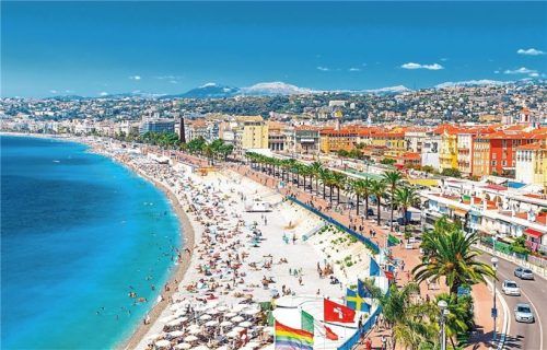 Promenade des Anglais: Hier flanieren und sporteln die Einheimischen. Im Sommer geht‘s in die Beachclubs oder mit Handtuch an den Kieselstrand. Fotos Julitta Ammerschläger, IHG.com, Panthermedia/Nito103/Proslgn