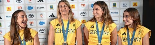 Pure Freude: (von links) Die deutschen Basketballerinnen Svenja Brunckhorst, Sonja Greinacher, Marie Reichert und Elisa Mevius feiern mit der Goldmedaille im Deutschen Haus und geben ein Interview. Das 3x3-Basketball-Team hatte am Vortag Gold gewonnen.Foto DPA
