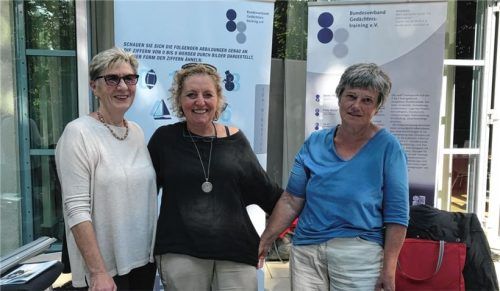 Regina Priller (Mitte) mit ihren Kolleginnen Marianne Piputa (links) und Anna Haas (rechts) am Stand des Bundesverbandes für Gedächtnistraining (BVGT) bei den Gesundheitstagen in Bad Aibling.Foto re