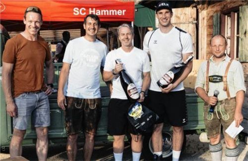 Rennrodel-Olympiasieger Felix Loch überreicht die Preise an die Gewinner des Benefiz-Turniers. Foto wet