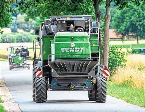 Risiko: In der Erntezeit sind oft überdimensionale landwirtschaftliche Maschinen unterwegs. Foto Philipp Schulze/dpa