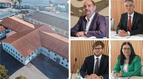 Rotts Bürgermeister Daniel Wendrock (kleines Foto oben links) hat in einer Presseerklärung das Landratsamt beschuldigt, in der Gewerbehalle Am Eckfeld ein „menschenunwürdiges Unterbringungskonzept“ zu verfolgen. Landrat Otto Lederer (oben rechts) und die Abteilungsleiter im Landratsamt, Roxanne Scheurl sowie Quirin Zallinger nahmen Stellung zu diesen und weiteren Vorwürfen. Foto Stuffer, Weinfurtner, Duczek