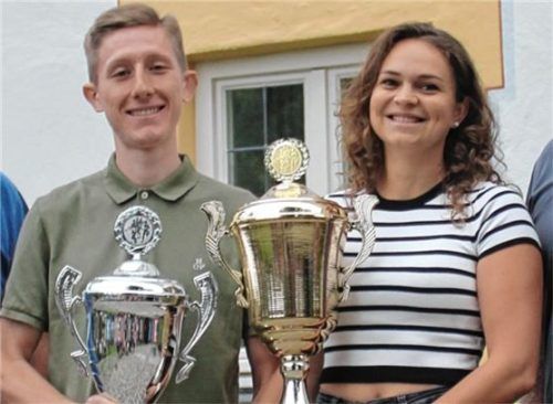 Sarah Baumgartner und Raphael Hirner haben sich in einem Starterfeld von 173 Läufern beim Gemeindelauf durchgesetzt. Foto Daxenberger